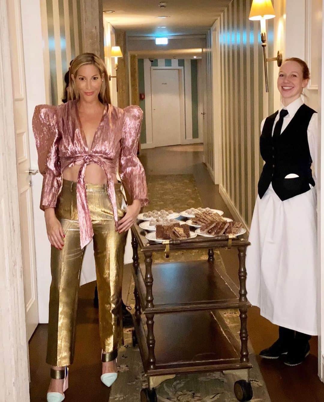 ローラ・プラデルスカのインスタグラム：「Starting the week with cake and a little #tb from the Berlinale 2020 🤍  📸 @alexandramaurer_official  🚪 @sohohouseberlin   👗 @hurr」