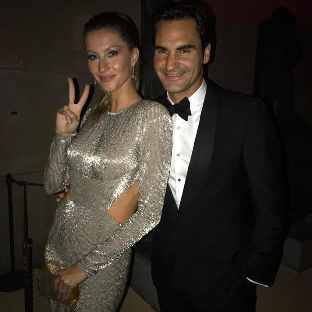 ロジャー・フェデラーさんのインスタグラム写真 - (ロジャー・フェデラーInstagram)「@gisele ✌️plus 🖐 equals 7. What an inspiring achievement. @tombrady Age is just a number 🏆🐐#tb12」2月8日 12時38分 - rogerfederer