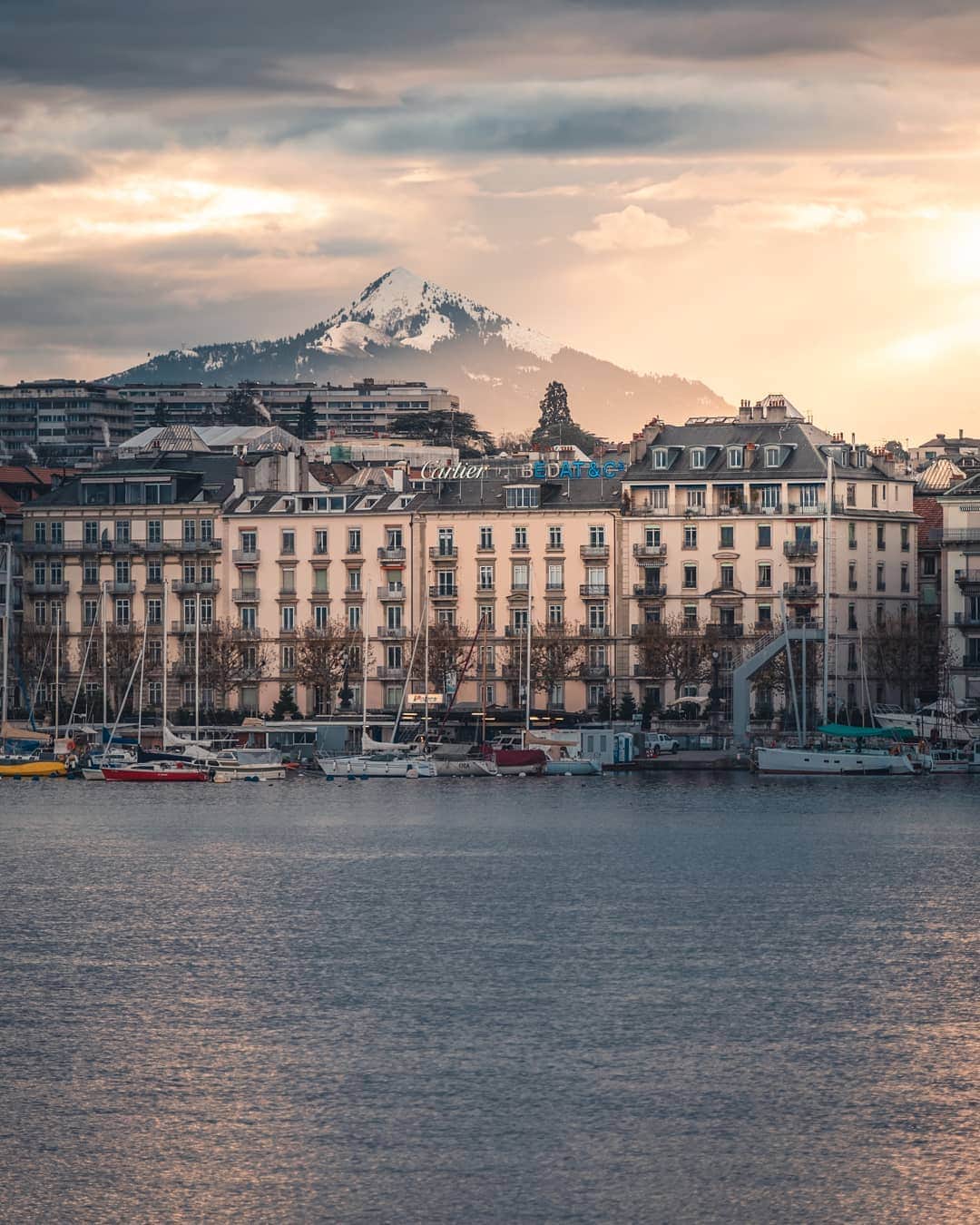 リッツ・カールトンのインスタグラム：「Between glittering lakeshores and alpine peaks, discover #Geneva's winter point of view.」