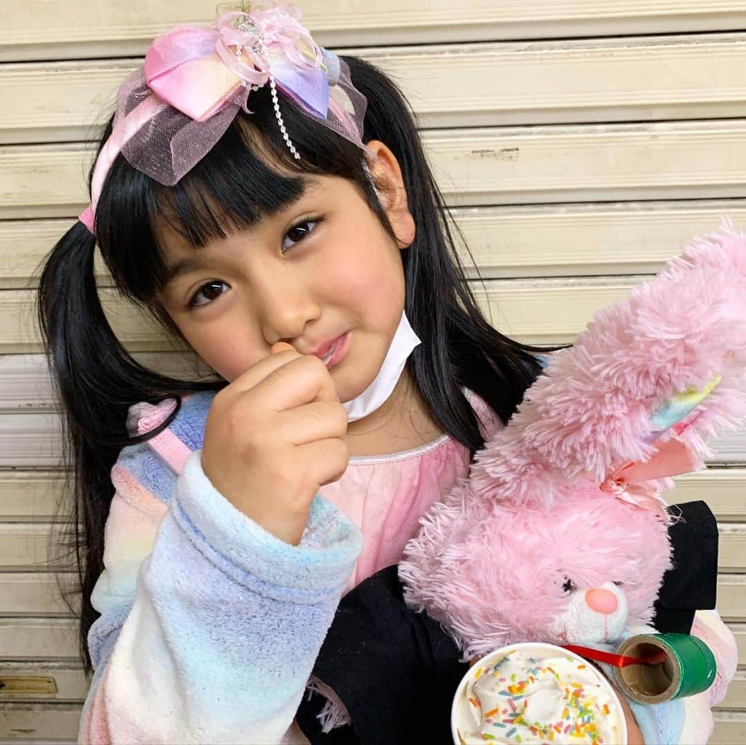 山口尚美のインスタグラム：「ママの中野リベンジについて来た はみ🐇&たろ🚃 地下ではレインボーアイスを食べ 上の階ではママの物欲葛藤に付き合わされ散々歩き回ったけど 帰ってきたら2人とも 「楽しかった❣️また行きた〜い💕」 と言ってくれたので良かったわ😄💦 最後の写真は @spank.love の優しくてラブリーなお姉さまと💖 ありがとうございました🌈✨」
