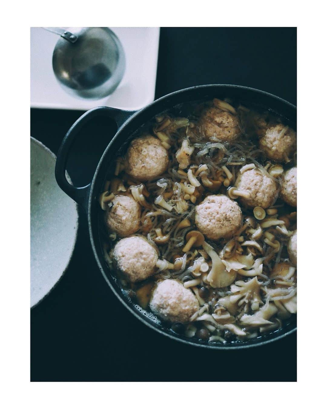 花楓のインスタグラム：「お昼です🔪🌿  温かいスープが食べたかった から、きのこと生姜いっぱいの 肉団子汁。  団子の下味は毎度の真澄の煎り酒 @cella_masumi  スープも毎度のまるさわさんの 京うすくち醤油で。 生姜いっぱい刷って。  あとは薬味をいっぱい。 夜の分の量で作ったから、 仕事少し減ったね👦🏻🥣  温まりました🥺🤚🏻 ご馳走さまでした🙏🏻  鶏ひき肉　生姜　みょうが 小ネギ　舞茸　しめじ 糸こんにゃく 出汁　醤油　煎り酒　  #作るなら丁寧に」