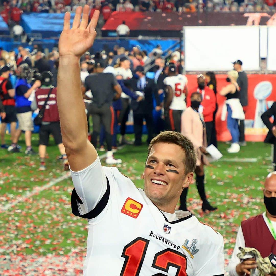 E! Onlineさんのインスタグラム写真 - (E! OnlineInstagram)「The Tampa Bay Buccaneers are your official #SuperBowlLV champs, their 2nd ever win and Tom Brady's 7th. ❤️🖤 (📷: Getty Images)」2月8日 12時47分 - enews