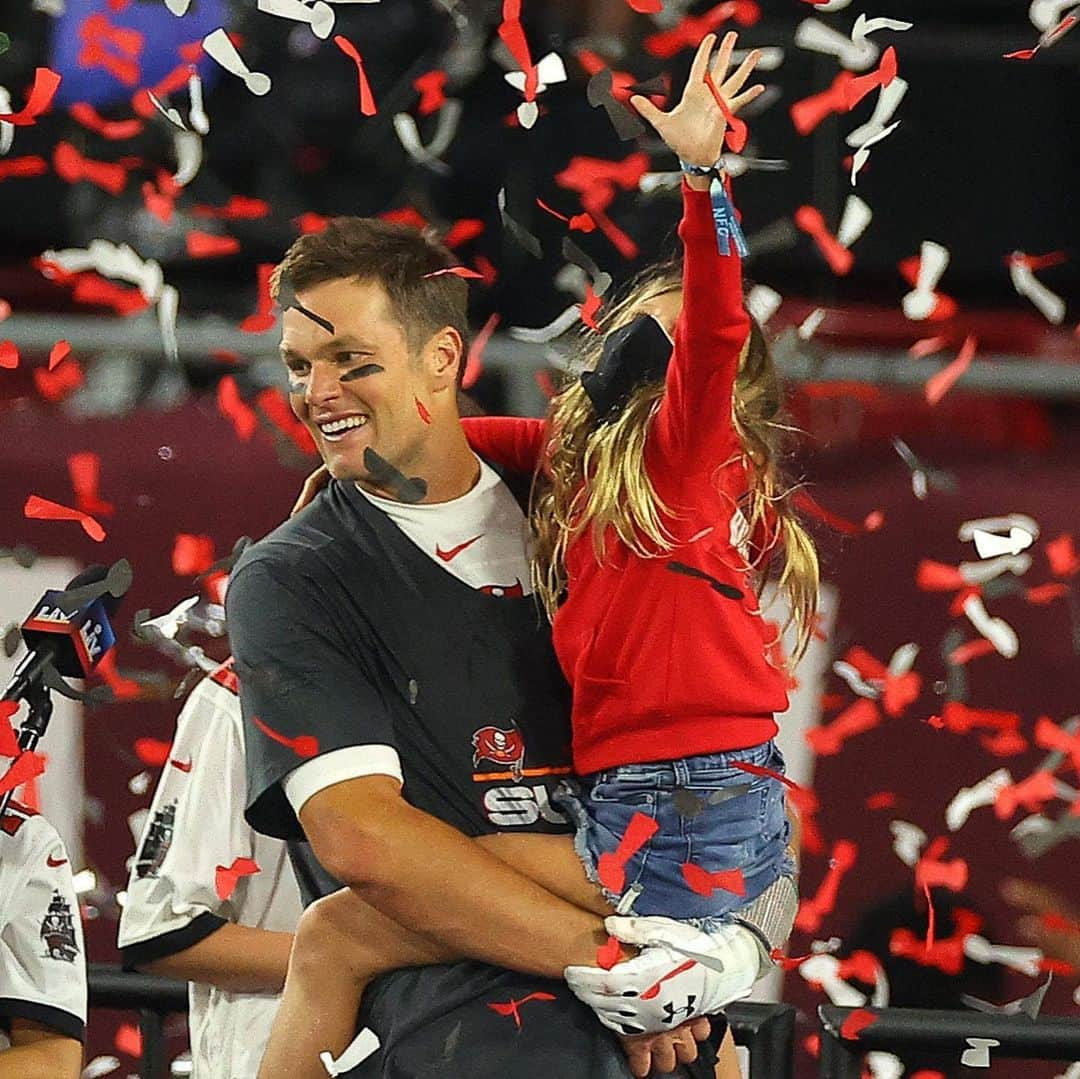 E! Onlineさんのインスタグラム写真 - (E! OnlineInstagram)「The Tampa Bay Buccaneers are your official #SuperBowlLV champs, their 2nd ever win and Tom Brady's 7th. ❤️🖤 (📷: Getty Images)」2月8日 12時47分 - enews