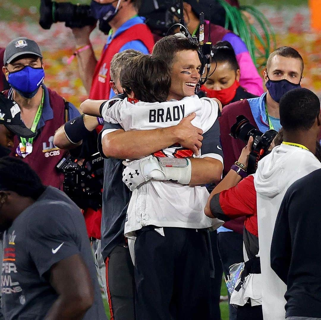 E! Onlineさんのインスタグラム写真 - (E! OnlineInstagram)「The Tampa Bay Buccaneers are your official #SuperBowlLV champs, their 2nd ever win and Tom Brady's 7th. ❤️🖤 (📷: Getty Images)」2月8日 12時47分 - enews