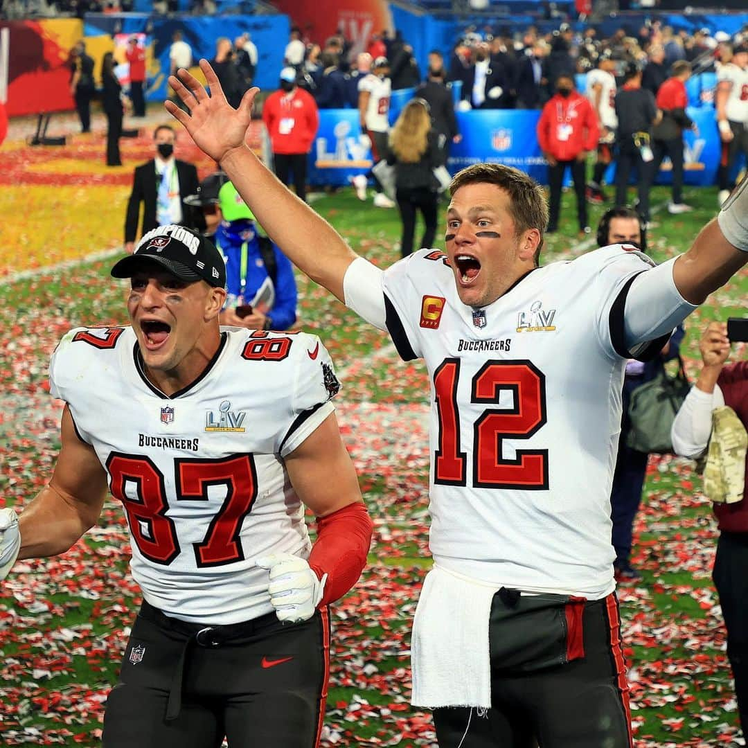 E! Onlineさんのインスタグラム写真 - (E! OnlineInstagram)「The Tampa Bay Buccaneers are your official #SuperBowlLV champs, their 2nd ever win and Tom Brady's 7th. ❤️🖤 (📷: Getty Images)」2月8日 12時47分 - enews