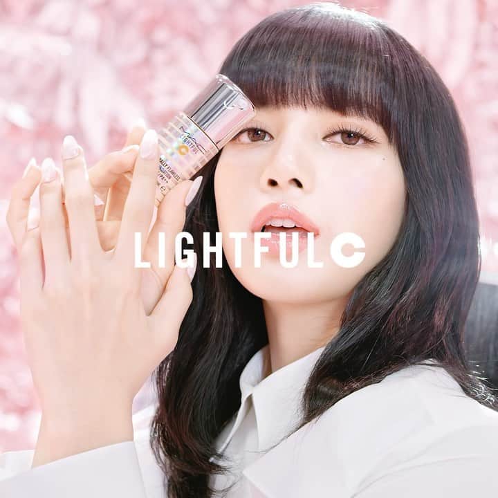 M∙A∙C Cosmetics Japanのインスタグラム：「ライトフル C+ ナチュラリー フローレス SPF 35 ファンデーションで、LISA @lalalalisa_m のようなツヤ肌を手に入れて。なめらかなテクスチャーで肌にすっとなじんでぴたっと密着。 ㅤ ライトをフルに浴びたときのような明るいツヤ感を放ちながら、まるで素肌のように肌悩みを自然にカバー🌟  詳細は➡ https://bit.ly/3iMCTqM をチェック！  ㅤ #MACLIGHTFULC #MACLOVESLISA」