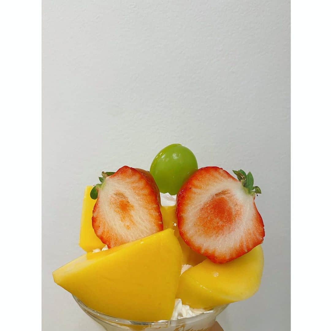 大川成美さんのインスタグラム写真 - (大川成美Instagram)「癒される🍓🍇🥭 ． かわいい、、、 毎日たくさん食べたい。 ． ． #フルーツ #フルーツパフェ  #いちご #マンゴー」2月8日 12時48分 - naru_coco