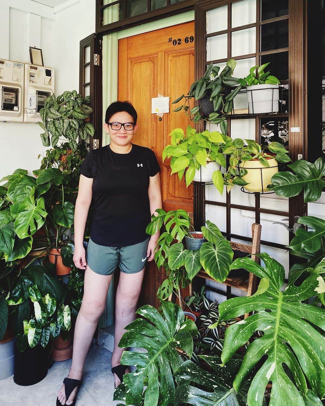 鄭碧瑩のインスタグラム：「@clarence.aw asked how are my plants doing. All I can say is “looks like they’re all still alive”. 🤣  On another note, have a safe CNY this year to those who will be visiting. 🍊🍊 . . . . . . .  #plantstagram #plantsofinstagram #houseplants #plantsmakepeoplehappy #botanical #instaplants #plants #foliage #leaf #plantflife #springintoplants #plantlady #plantpotters #crazyplantlady #houseplantclub #helloplantlover #plantshelfie #houseplantsofinstagram #houseofplantlovers #junglecollective #vsco #vscogram #vscocam #vscogrid #vscoplants #gardeningsg #urbanjunglebloggers #sgplantclub #plantnerd」