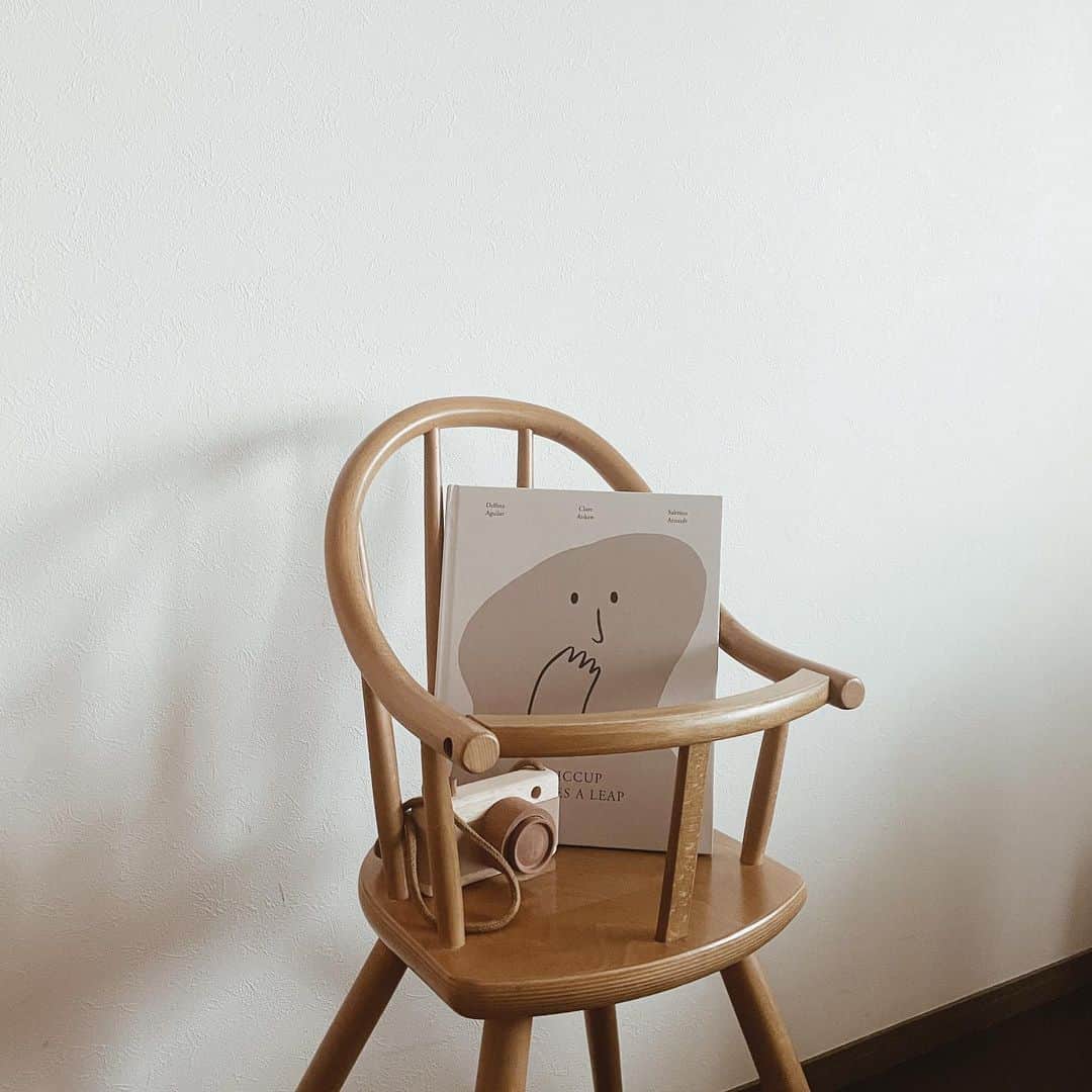yuiのインスタグラム：「予約してたもの届いた📦🤎 まずはひとりでじっくり読んで、英語でも読み聞かせられるように練習しなくちゃ🙊 絵本は @iam.the.label さんで カメラは @u.andel さんで買ったもの🤎」