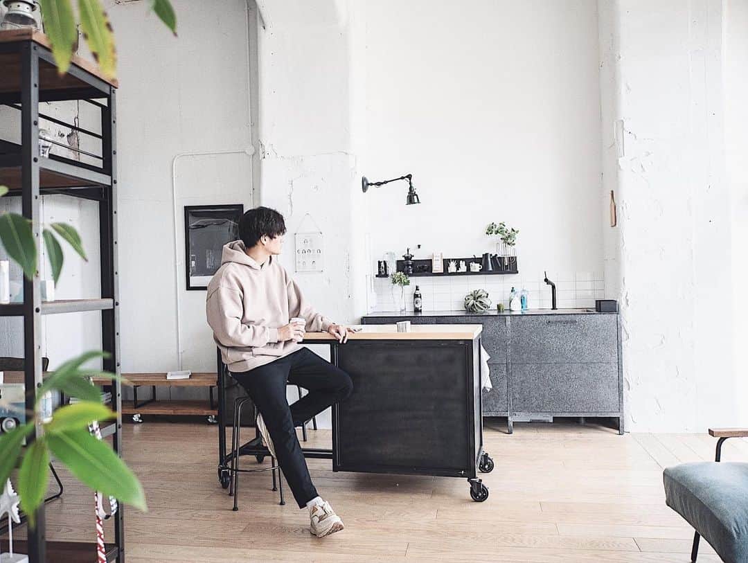 響のインスタグラム：「・ 週に1.2回は神戸の仕事部屋にいます✨ こっちはめっちゃ自然光入って広々してるのが好きなんですが、今の時期寒い🥲笑 ・ 暖かくなったらココでお花見BBQとか出来る世の中になってるといいですが🌸 ・ #高架下#仕事部屋#オフィス#soho#インテリア#リノベーション」
