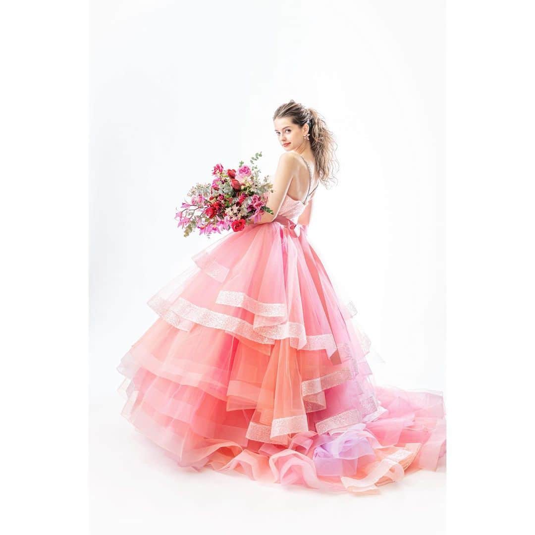 THE HANYさんのインスタグラム写真 - (THE HANYInstagram)「#thehany2021dresscollection  Instagram先行公開♡ 【Pink bouquet ピンクブーケ】  HAPPYオーラを纏い、しあわせいっぱいでキラキラ輝いているような花嫁をイメージしています。  ブーケのように見える花々やビーズは全て手作業で丁寧に施されています。 レインボーブーケとは異なり、ピンクブーケの胸元はホワイトでまとめ清楚な印象にしました。  グラデーションカラーは淡めに、かつ、写真映えをする様に絶妙なグラデーションに仕上げました。  スカートのホースヘア部分にはスパンコールを施し、煌めきをプラス。 さらにウエストのサッシュベルトとショルダーストラップにも光が当たるたびキラキラと輝くようにたっぷりとビジューを縫い付けました。  サッシュベルトとショルダーストラップは取り外し可能です。  花嫁の皆様それぞれお好みの「可愛い」コーディネートを見つけて、お楽しみいただければと思います。  色違いにレインボーブーケがございます。 .  ※2021年新作ドレスの直営店への入荷日・試着開始日等は現在調整中です♡ . 決定次第、THE HANY公式サイト、Instagram等でお知らせいたしますのでもうしばらくお待ちください。」2月8日 12時56分 - thehany_official