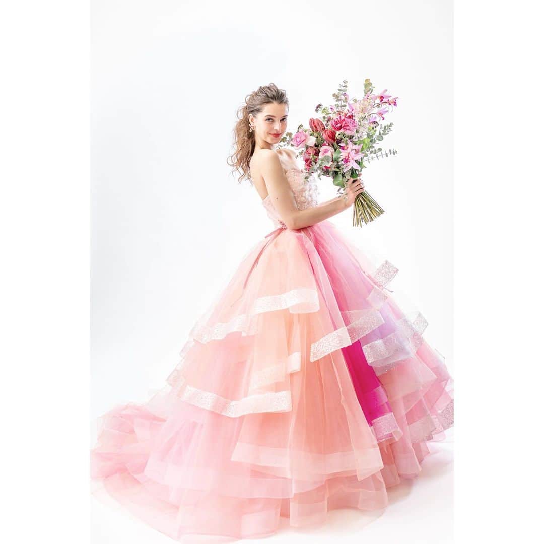 THE HANYさんのインスタグラム写真 - (THE HANYInstagram)「#thehany2021dresscollection  Instagram先行公開♡ 【Pink bouquet ピンクブーケ】  HAPPYオーラを纏い、しあわせいっぱいでキラキラ輝いているような花嫁をイメージしています。  ブーケのように見える花々やビーズは全て手作業で丁寧に施されています。 レインボーブーケとは異なり、ピンクブーケの胸元はホワイトでまとめ清楚な印象にしました。  グラデーションカラーは淡めに、かつ、写真映えをする様に絶妙なグラデーションに仕上げました。  スカートのホースヘア部分にはスパンコールを施し、煌めきをプラス。 さらにウエストのサッシュベルトとショルダーストラップにも光が当たるたびキラキラと輝くようにたっぷりとビジューを縫い付けました。  サッシュベルトとショルダーストラップは取り外し可能です。  花嫁の皆様それぞれお好みの「可愛い」コーディネートを見つけて、お楽しみいただければと思います。  色違いにレインボーブーケがございます。 .  ※2021年新作ドレスの直営店への入荷日・試着開始日等は現在調整中です♡ . 決定次第、THE HANY公式サイト、Instagram等でお知らせいたしますのでもうしばらくお待ちください。」2月8日 12時56分 - thehany_official