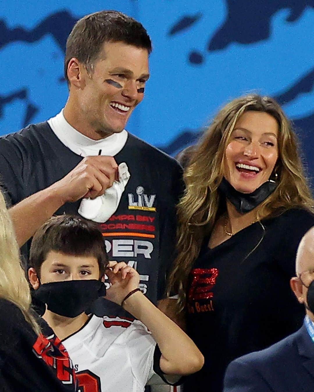Just Jaredさんのインスタグラム写真 - (Just JaredInstagram)「Tom Brady’s three kids and wife Gisele Bundchen joined him on the field after the Super Bowl to celebrate his big win. Tap this photo at the LINK IN BIO to see 40 photos of the happy family! #TomBrady #GiseleBundchen #SuperBowl #SuperBowlLV Photos: Getty」2月8日 12時58分 - justjared