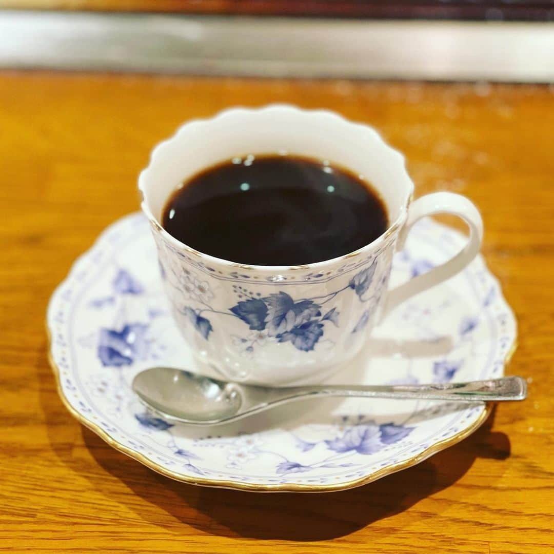 平山智加のインスタグラム：「・ ・ 一週間が始まりました☕️ ・ ・ #コーヒータイム #コーヒー１日に３杯飲みます #コロナ禍で大変ですが #自宅で楽しめるコーヒー  #今日から一週間頑張ろう  #最新YouTubeご視聴ありがとうございます #コメント読ませていただいています #笑顔が増えますように #今出来ることを全力で  #いつも心をこめて #平山智加 #ボートレース」