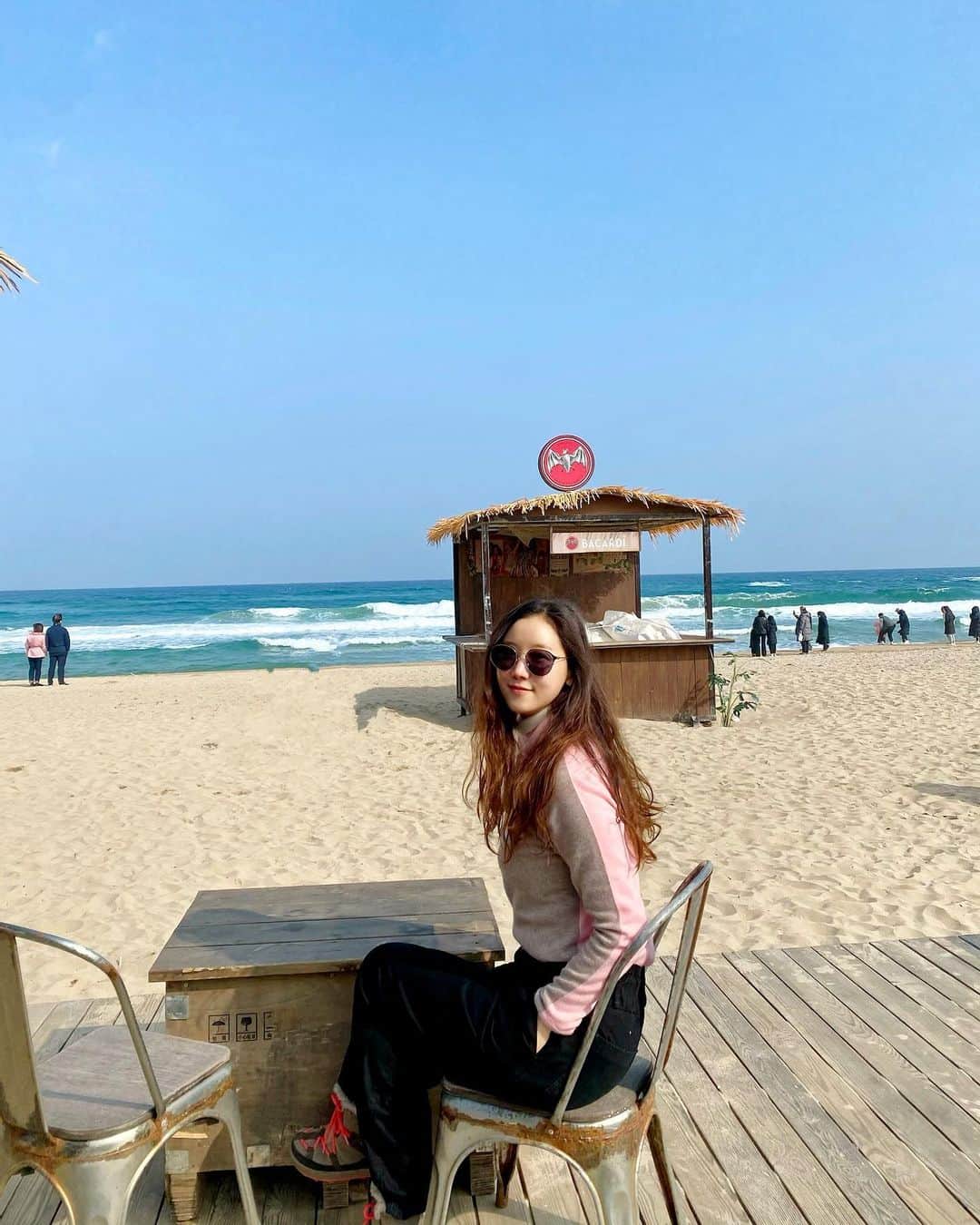 チェ・ジャヘのインスタグラム：「. 주말 여행🔅 날씨가 따뜻하길래 야외에서 먹은 #피자 얼음 스프라이트 한잔 먹고는 입 돌아갈뻔🤣 아직은 찬 #바닷바람 #양양 #서피비치 #뷰맛집 #바다 #여행 #healing #friendssheep」