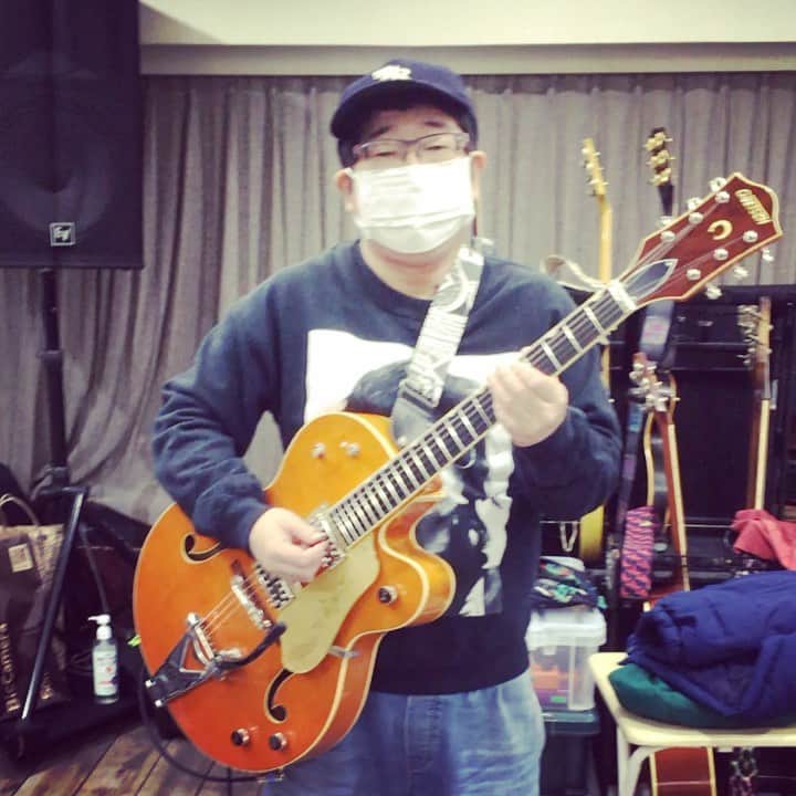 山口隆のインスタグラム：「みなさん！たくさんのお誕生日メッセージありがとうございます‼︎ 僕はこれからもなるべく安くレコードをたくさん買って、珈琲を淹れてギターを弾いてそして。 キミが少しでも笑ってくれるよな、そんな音楽をサンボマスターで鳴らしたいです！ ロックンロール‼︎ロックンロール‼︎」