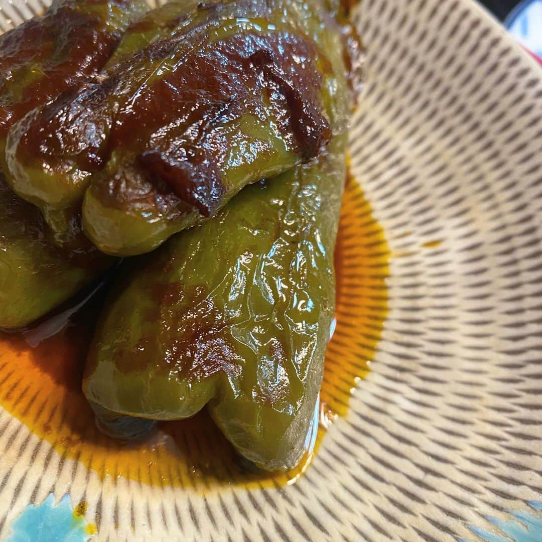 宮本侑芽のインスタグラム：「. 母の作るピーマンの肉詰めは世界一🫑  皆さんの思い出の味ってなんですか〜？  #ピーマンの肉詰め #宮本侑芽」