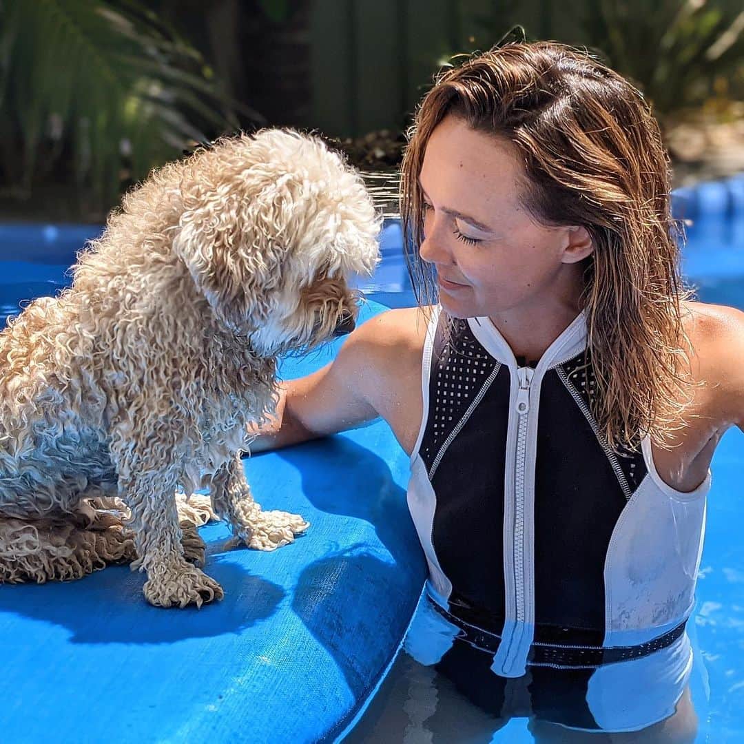 シャーニ・ヴィンソンのインスタグラム：「Dog days of Summer ☀️ 🐶 💦」