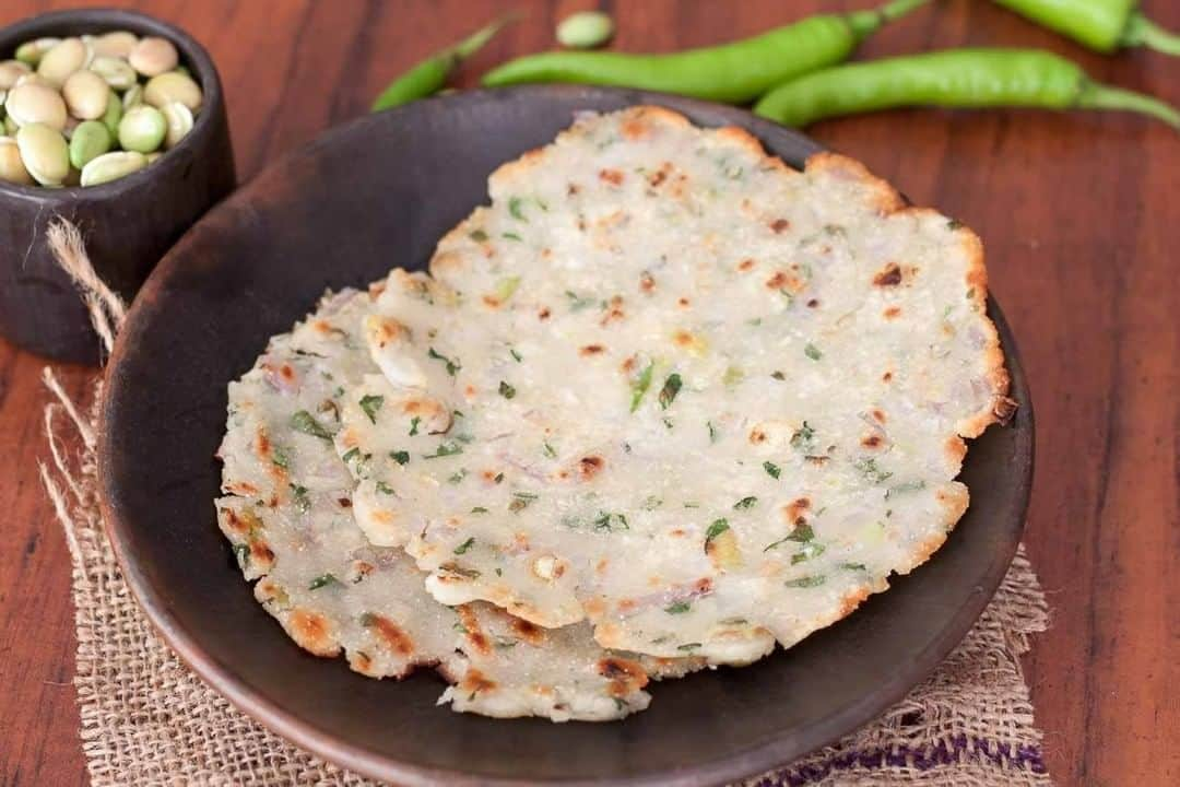 Archana's Kitchenさんのインスタグラム写真 - (Archana's KitchenInstagram)「It's Avarekaalu season and how can you miss making this authentic Karnataka style avarekaalu akki rotti . Serve it along with Tomato Chutney or Coconut Chutney to relish your Breakfast. Search for the recipe “Karnataka Style Avarekalu Akki Rotti” in our app. Link to the app in the bio @archanaskitchen . . . . . #recipes #easyrecipes #breakfast #Indianbreakfast #archanaskitchen #healthyeating #highprotein #breakfastclub #dosa #dosarecipes #dosabatter #ragi #ragidosa #mysoremasaladosa #homemadefood #eatfit #cooking #food #healthyrecipes #foodphotography #recipeoftheday #comfortfood #deliciousfood #delicious #instayum」2月8日 13時11分 - archanaskitchen