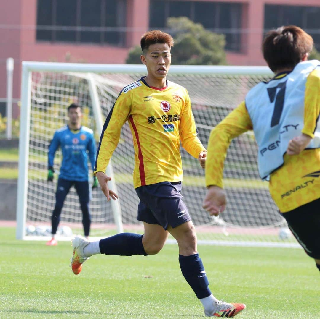 ギラヴァンツ北九州さんのインスタグラム写真 - (ギラヴァンツ北九州Instagram)「. 沖縄キャンプ2日目⚽️ AMトレーニング . #giravanz #ギラヴァンツ北九州 #ギラヴァンツ #北九州 #jリーグ #j2 #沖縄キャンプ」2月8日 13時13分 - giravanz_kitakyushu