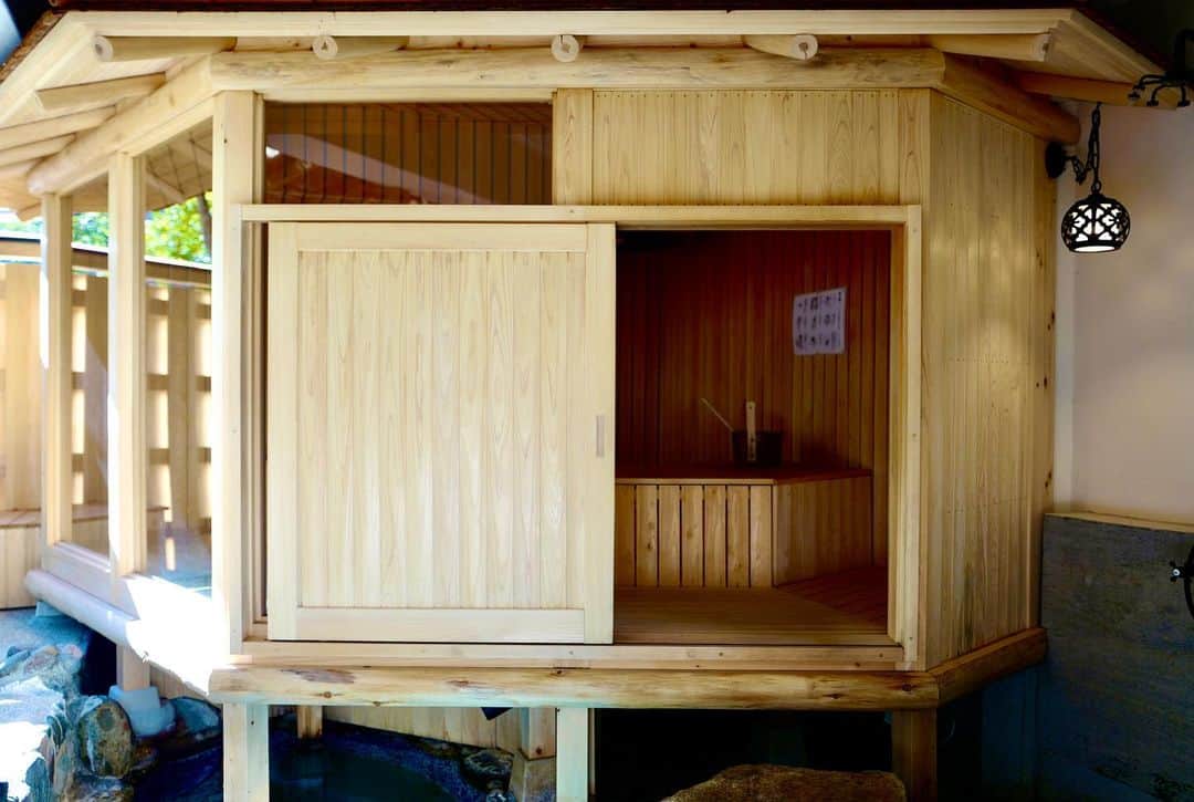 吉田拓巳さんのインスタグラム写真 - (吉田拓巳Instagram)「登録有形文化財の宿、静岡にある「おちあいろう」 部屋で川と風鈴の音を聞きながら入る温泉もいいし、 @totonoeoyakata プロデュースの茶室サウナも良かった。 緑に囲まれた、いい空間でした！」2月8日 13時19分 - tkmivj