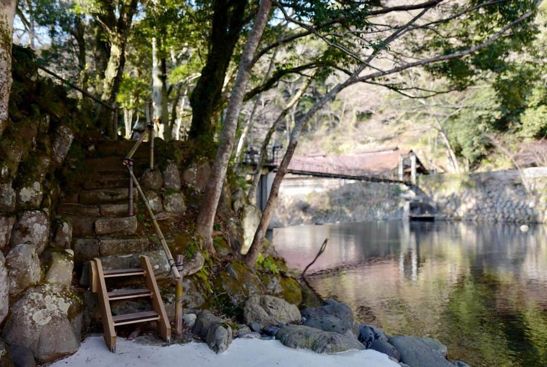 吉田拓巳さんのインスタグラム写真 - (吉田拓巳Instagram)「登録有形文化財の宿、静岡にある「おちあいろう」 部屋で川と風鈴の音を聞きながら入る温泉もいいし、 @totonoeoyakata プロデュースの茶室サウナも良かった。 緑に囲まれた、いい空間でした！」2月8日 13時19分 - tkmivj