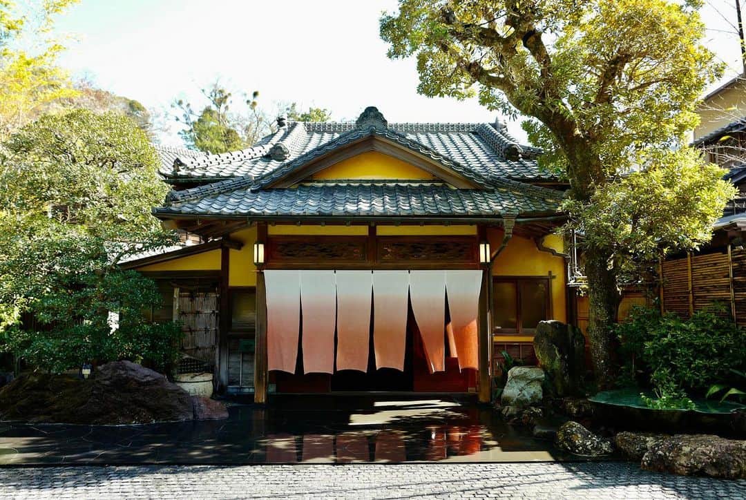 吉田拓巳のインスタグラム：「登録有形文化財の宿、静岡にある「おちあいろう」 部屋で川と風鈴の音を聞きながら入る温泉もいいし、 @totonoeoyakata プロデュースの茶室サウナも良かった。 緑に囲まれた、いい空間でした！」