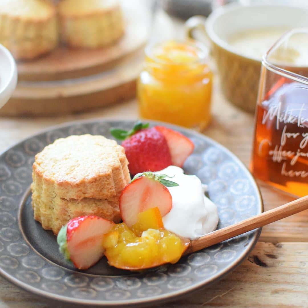 nao_cafe_のインスタグラム：「こんにちは😃 本当ーにご無沙汰しています。。 . もうずっと料理やお菓子作りにモチベがあがらなくて 写真も撮らずすっかりこのアカウントを 放置していました🙇‍♀️ 長い冬眠から抜け出して 最近ようやくまた料理とか頑張ろうかなという気持ちになってきたので 心機一転色々やってみようと思います🥰 とりあえず今はキッチンを色々いじっています。 使わない器類もスッキリさせたくて ほとんど処分しました。 . . まだしばらくはゆっくりペースだとは思いますが、 新しいことも色々始動する予定なので これからもよろしくお願いします😆💕 . . というわけで久しぶりに自分のために作ったスコーンで朝ごはん♪ . 焼きたてサクサクのスコーンに オレンジたっぷりのジャム、無糖スコーン♡ 最高です🥰 . これからフィードまわりますね🏃‍♀️ 新年の挨拶すら出来てなくて 本当ごめんなさいっ🥲🙏 . . 2021.2.8 . . . #スコーン#うちカフェ #うちで過ごそう #うちごはん #おうちカフェ #おうちおやつ #おうちごはんlover #おうちスイーツ #スコーン作り #scones #アンティーク#北欧食器 #北欧雑貨 #北欧インテリア #北欧アンティーク #手作りジャム」