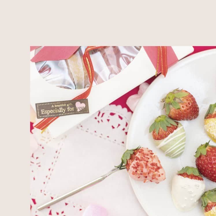結婚式場 ヴィラ・デ・マリアージュ宇都宮のインスタグラム：「⠀ バレンタインお菓子教室開催🍫  お家でも作れるレシピ ワンドリンク付きのお得なお菓子教室です♪  ★2月13日(土)13:00〜15:30 @villas_des_mariages_utsunomiya   ご予約は DMまたはお電話にて承り中です！  📞028-651-4122 📍栃木県宇都宮市西原町3558-1 ⠀  #wedding﻿﻿﻿﻿﻿ #ウェディング﻿﻿﻿﻿﻿﻿ #結婚式﻿﻿﻿﻿﻿ #プレ花嫁﻿﻿﻿﻿﻿ #花嫁﻿﻿﻿﻿ #フォトウェディング﻿ #宇都宮 ﻿﻿﻿#栃木﻿﻿ #宇都宮結婚﻿﻿﻿式 #栃木結婚式﻿﻿ #宇都宮結婚式場﻿﻿ #栃木結婚式場﻿﻿ ﻿#ヴィラデマリアージュ ﻿﻿﻿﻿﻿ #ヴィラデマリアージュ宇都宮﻿﻿﻿﻿﻿ #2021年秋婚 #2021冬婚 #ブライダルフェア﻿﻿﻿﻿﻿ #宇都宮フォトウェディング #アニバーサリー﻿﻿﻿﻿﻿ #宇都宮カフェ﻿ #栃木カフェ #バレンタインデー #ストロベリー #バレンタイン手作り  #お菓子教室  #宇都宮花嫁﻿﻿﻿﻿ #栃木花嫁﻿﻿﻿﻿ #2021婚﻿﻿﻿ ﻿﻿ ﻿」