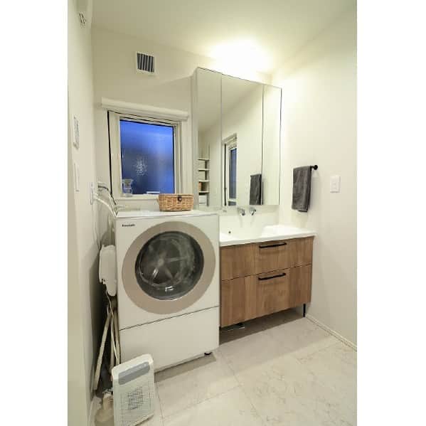 西本ハウスのインスタグラム：「【MS様邸のご紹介】  💡Washroom  N.STYLE 東区戸坂桜西町 MS様邸  施工事例はこちら▼ @nishimoto_house ⇧プロフィールのURLよりご覧いただけます👀  西本ハウスでは、『新型コロナウイルスを含む感染症の予防及び拡散防止対策』に関しまして、以下のことを実施しております。  ①見学会・イベント、来店など接客時にはスタッフ全員マスクを着用させていただきます。なお、お客様にもご来店・ご来場時のマスク着用にご協力をお願い致します。 ②見学会・イベントに関しましては個別のご案内・ご対応をさせていただきます。 ③お子様の感染防止のため、キッズスペースの使用は禁止とさせていただきます。 ④来店は同時3組までとし、ソーシャルディスタンスを確保しながら対応させていただきます。 ⑤アルコール除菌を徹底しています。なお、お客様のご来店・ご来場時に入口にて検温及びアルコール除菌スプレーの噴霧にご協力をお願い致します。  またイベントをお申込みいただいていても状況によってはご案内できなくなる可能性もございますので予めご了承ください。ご理解、ご協力のほど何卒よろしくお願い申し上げます。  #西本ハウス #広島県 #工務店 #1000万円からはじめる家づくり #子育て世代の家  #子育て世代の家づくり #デザイン住宅  #デザイナーズ住宅 #新築一戸建て #マイホーム #新築マイホーム #注文住宅 #規格住宅 #家づくり #暮らしを楽しむ #広島のイベント #こだわりの家 #こだわりポイント」