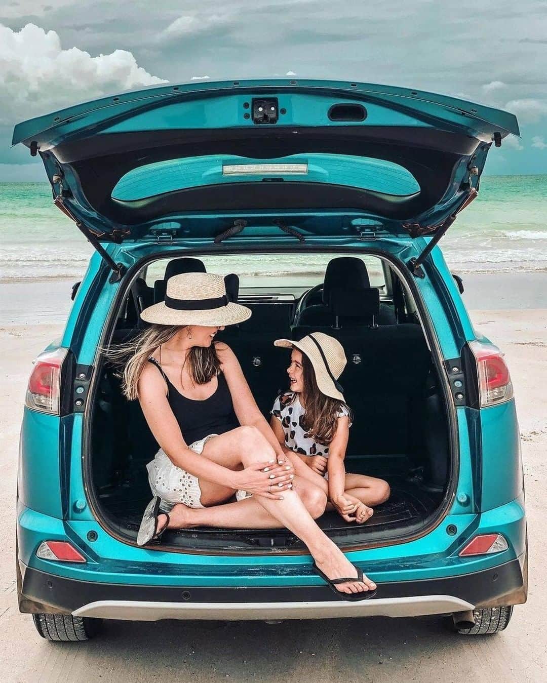 Toyota Australiaのインスタグラム：「No towel? No worries! Family holidays are more fun with the #ToyotaRAV4 📸  @misslilioli」