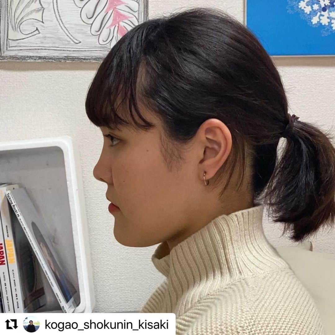 笑顔をリフォームする@健康小顔職人のインスタグラム：「． 小顔職人見習い🔰 @kogao_shokunin_kisaki ちゃんの投稿です。 ． ご自身の顔の変化をアップしてくれています。 ． 2020/5月は月に一度お客様として来てくれていた時です。 ． 2020/11月は毎週レッスンをして受けた結果です。 ． デビューまでもうすぐ！ 皆様、きさきちゃんの応援宜しくお願いします😊 ． #Repost @kogao_shokunin_kisaki with @make_repost ・・・ 私のビフォーアフター！  1枚目 2020/5 2枚目 2020/11  小顔職人に施術をしてもらう前と 自分が見習いになったあとの比較です  明らかにフェイスラインが出てきてる！！  ちなみに体重は、 ほぼ同じ、むしろアフターの方が太ってるかもしれません(笑)  小顔施術の効果は  フェイスラインが1番早くて 分かりやすいです  横顔は自分で見ることはできないけど 他人からは1番見られる角度、  だからこそ、横顔美人を作ることを 心がけています！  デビューまでもうすぐです ワクワクドキドキしています😊  小顔職人 @kogao_shokunin   #小顔職人 #小顔 #横顔 #ダイエット #むくみ #胸鎖乳突筋 #リンパマッサージ #小顔エステ #小顔サロン #小顔マッサージ #小顔になりたい人と繋がりたい」