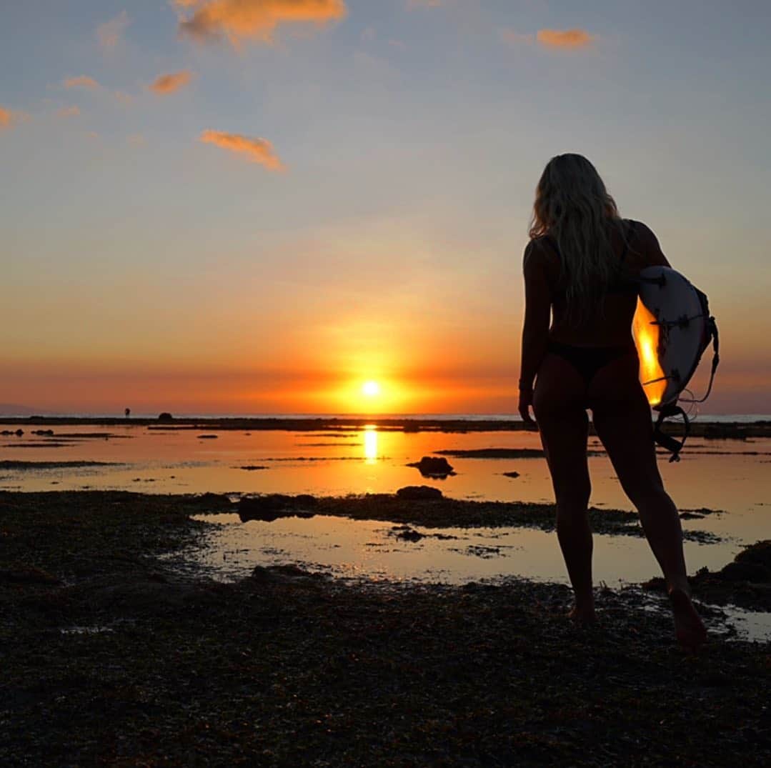 フェリシティー・パルマティアーのインスタグラム：「🌅 photo @pixjj」