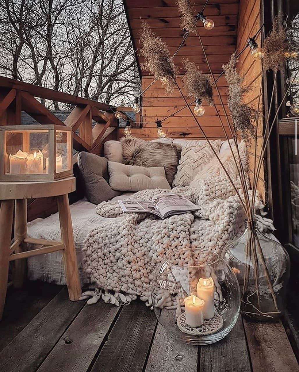 FRENCH GIRLさんのインスタグラム写真 - (FRENCH GIRLInstagram)「We hope you had a restful weekend and took some time today to do something that nurtures your mind, body, and soul. ✨ Dreaming about this cozy balcony this #SelfCareSunday ☁️  Photo by @marzena.marideko 🕯」2月8日 13時32分 - frenchgirlorganics