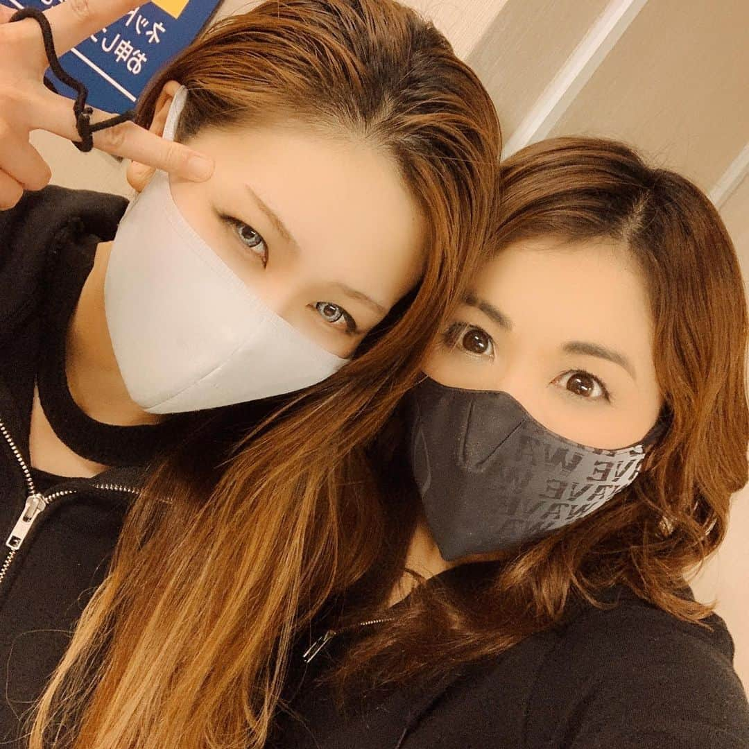 桜花由美さんのインスタグラム写真 - (桜花由美Instagram)「昨日はoz新宿大会にご来場の皆様ありがとうございました！  雪妃との対戦で分かった事。 コロナのせいで私達の仲が悪くなったって事！ 全てコロナが悪い！  コロナになってから、ご飯に行く事も会う事少なくなって、話す時もマスク越し。 相手の感情も分からなくなってた。 要するにコミュニケーション不足。  そこに誤爆や相討ちが増えて、ワザとなんじゃないか。 本当は私の事が嫌いでやってるんじゃないか。 そう思ってしまっていた。  でも、昨日の試合で、雪妃は私の事大好きだし、私も雪妃の事が大好きだって再確認出来た！  正危軍同士のシングルマッチ。 雪妃とは初めてのシングルマッチ。 イラッとする事もあるけど、全ての気持ちをぶつけ合って、分かり合えた。 気持ちは伝えなきゃ伝わらない。 想っていても、言葉にしなきゃ伝わらないし、確かめなきゃ分からない。  昨日はよく分かったよ。  めちゃくちゃ身体中痛いし、鼻血は出るし、口から血は出るし散々だったけど、楽しかった。  本気でぶつかり合えたから絆も深まった気がする。  正危軍の皆にも心配させたし、ファンの皆様にも心配かけちゃったね。 ごめんなさい。  私が思ってるよりみんなが心配していてビックリしたけど…  もう大丈夫です！  これからも正危軍はみんなで力を合わせてがんばりますっ！  これからも正危軍をよろしくよー！  #wavepro ‪#プロレスラー ‬ ‪#女子プロレス‬ ‪#prowrestling‬ ‪#プロレスリングwave‬ #波ヲタ全員集合  #桜花由美 #波ヲタ #愛犬 #愛犬との暮らし  #犬  #犬のいる暮らし  #犬なしでは生きていけません会  #犬バカ #トイプードル  #トイプードルカフェオレ  #mixchannel  #mixchannelライブ配信  #mixchannel公認ライバー #ミクチャ  #ミクチャ動画 #youtube  #youtubechannel #ozアカデミー #正危軍  #新宿 #clubhouse  #クラブハウス #歌舞伎町女子プロレスバーちゃんす  #歌舞伎町ちゃんす」2月8日 13時45分 - ohkayumi