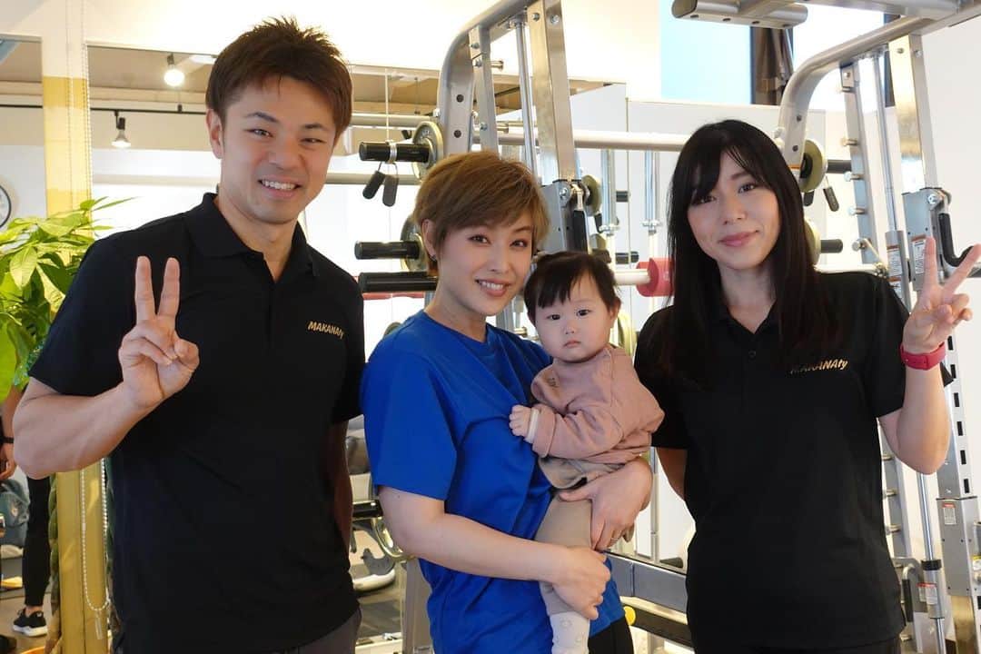 pukkeyのインスタグラム：「今日はお友達がトレーナーを 務める、女性専用のパーソナルジム"MAKANAty"に娘とお邪魔してきました👶🏻🧑🏼  しかも今日がOPEN初日😏 女性トレーナーだし 予約制だしマンツーマンだし 子連れOKだしすごくありがたい♥️♥️♥️  妊娠前に通ってたジムは 休会中だったけどなかなか娘を預けられなくて泣く泣く退会してしまったばかりだったので娘も一緒に行けるのが嬉しくて通うことにしました🥰  家での筋トレは少しずつしてたけどやっぱり家ではない空間に行けるのとちゃんとプロが教えてくれるのでヤル気が違うよね💪🏼 夏までには魅せられる身体を作ってもらいます😚」