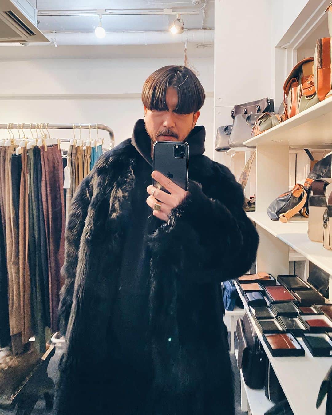 のインスタグラム：「👻 リバーシブルのアイテムって 結局どっちかだけしか着ない気がするのは ボクだけですかね😅 #menstyle #reversible #coat」