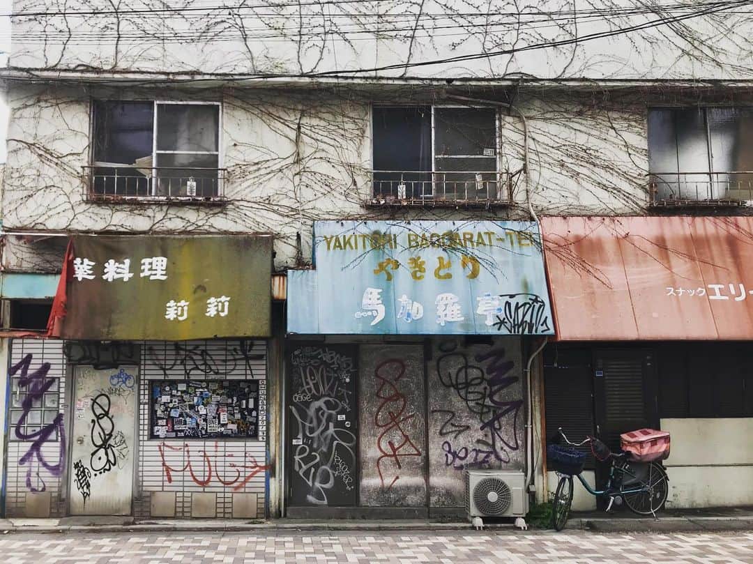 アヤメのインスタグラム：「Old town in Tokyo🇯🇵 #aroundayamestudio 渋谷の奥シブい #奥渋 #地蔵通り商店街」