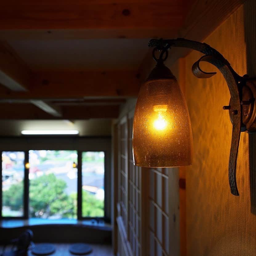 グルービーホームさんのインスタグラム写真 - (グルービーホームInstagram)「夕日のようなやさしい光がリビングを照らし、くつろぎ空間を演出。  #デザインだけの家はつくらない。#グルービーホーム#自由設計#建築士#インテリアコーディネーター#注文住宅#木造住宅#インテリア#オリジナル造作家具#自然派住宅#トータルコーディネート#岡崎で家づくり#西尾で家づくり#こだわりの家#後悔しない家づくり#木の家#自然素材#くつろぎ#デザイン性#新築戸建#デザイン住宅#家づくり#夢のマイホーム#戸建#新築一戸建て#マイホーム#施工事例#リビング照明 #照明選び #照明器具   プロフィール画面よりホームページに移動できます！  【資料請求/イベント情報】 @groovyhome_siryoseikyu  @groovyhome_event」2月8日 13時57分 - groovy_architex