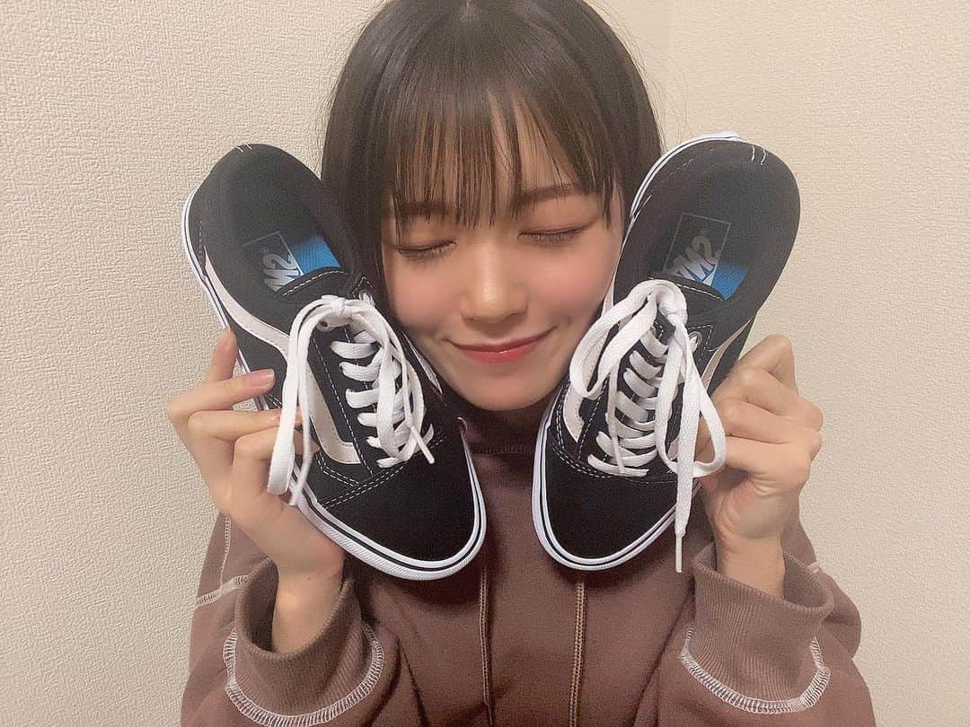 のインスタグラム：「👟﻿ ﻿ お姉ちゃんが誕生日プレゼントでくれたVANSのスニーカー﻿ 晴れた日に履きたいと思ってても新潟はまだ雪残ってたりしてて履けてない😭﻿ ﻿ 早く春来ないかな〜🌸🍃🌷﻿ ﻿ #vans #sneaker #black」