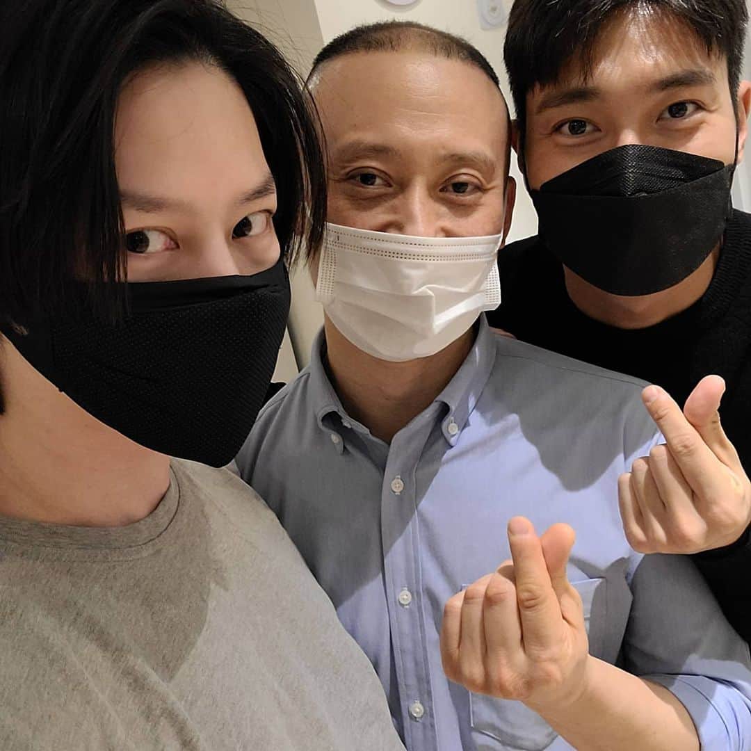ヒチョルのインスタグラム：「교통사고로 망가진 내 몸과 뼈를 체크하고 치료해주시는 김무열형아🦵💆‍♂️😊  교통사고로 입원했을 때 꼭 걸을 수 있을거라며 매일 와서 기도해준 마시원🙏💙🐴  고마운 사람들❤🍒 . . #김무열베개 #최시원」