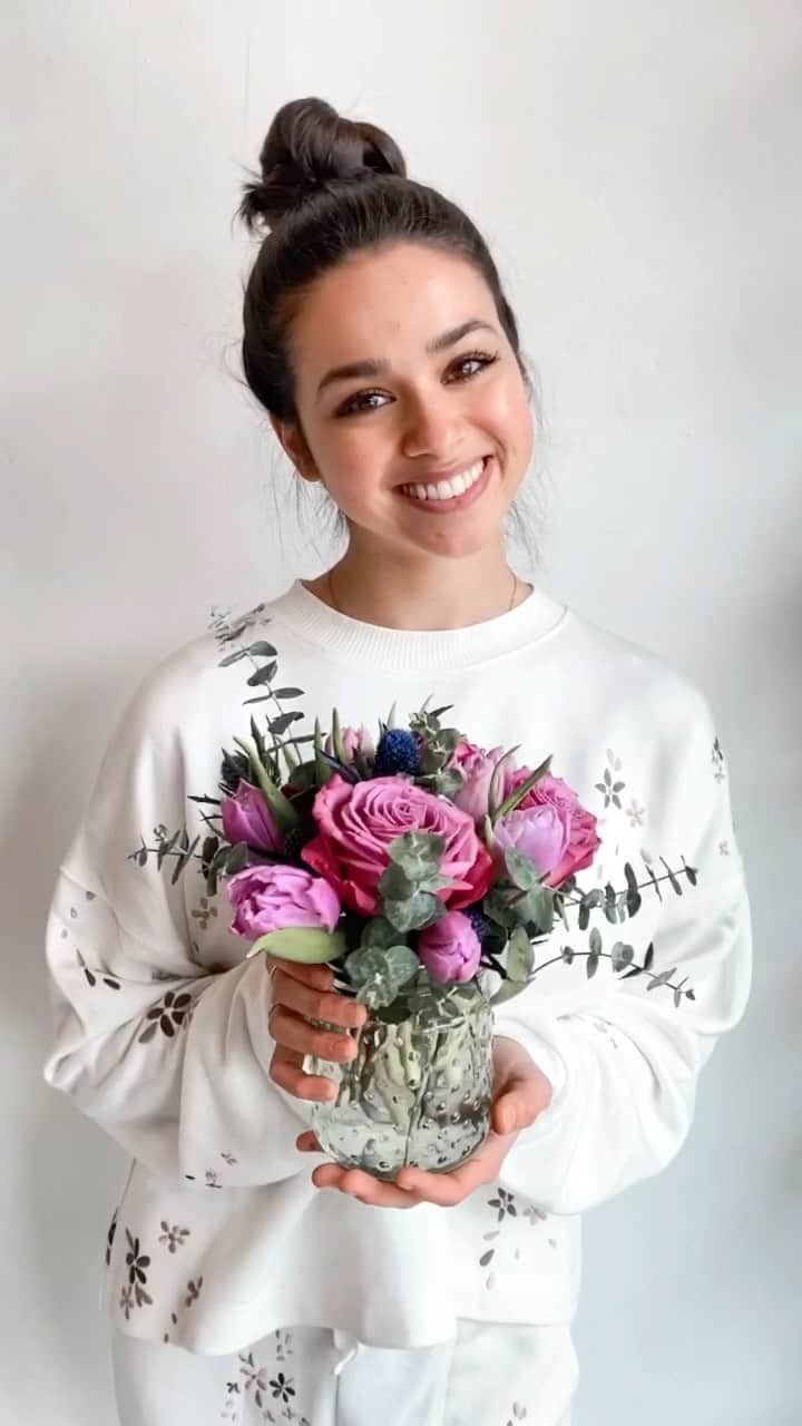 スプレンディドのインスタグラム：「Bloom Service 💐 Florist Katie Campbell from @wildfloradesign shows us how to DIY an easy floral arrangement—All you need is: 1. a vase (or cup!) 🥛 2. two or three flowers (sourced from your backyard or local store) 🌸  3. Clippers/scissors ✂️ 4. A cute and cozy set to match 💕」