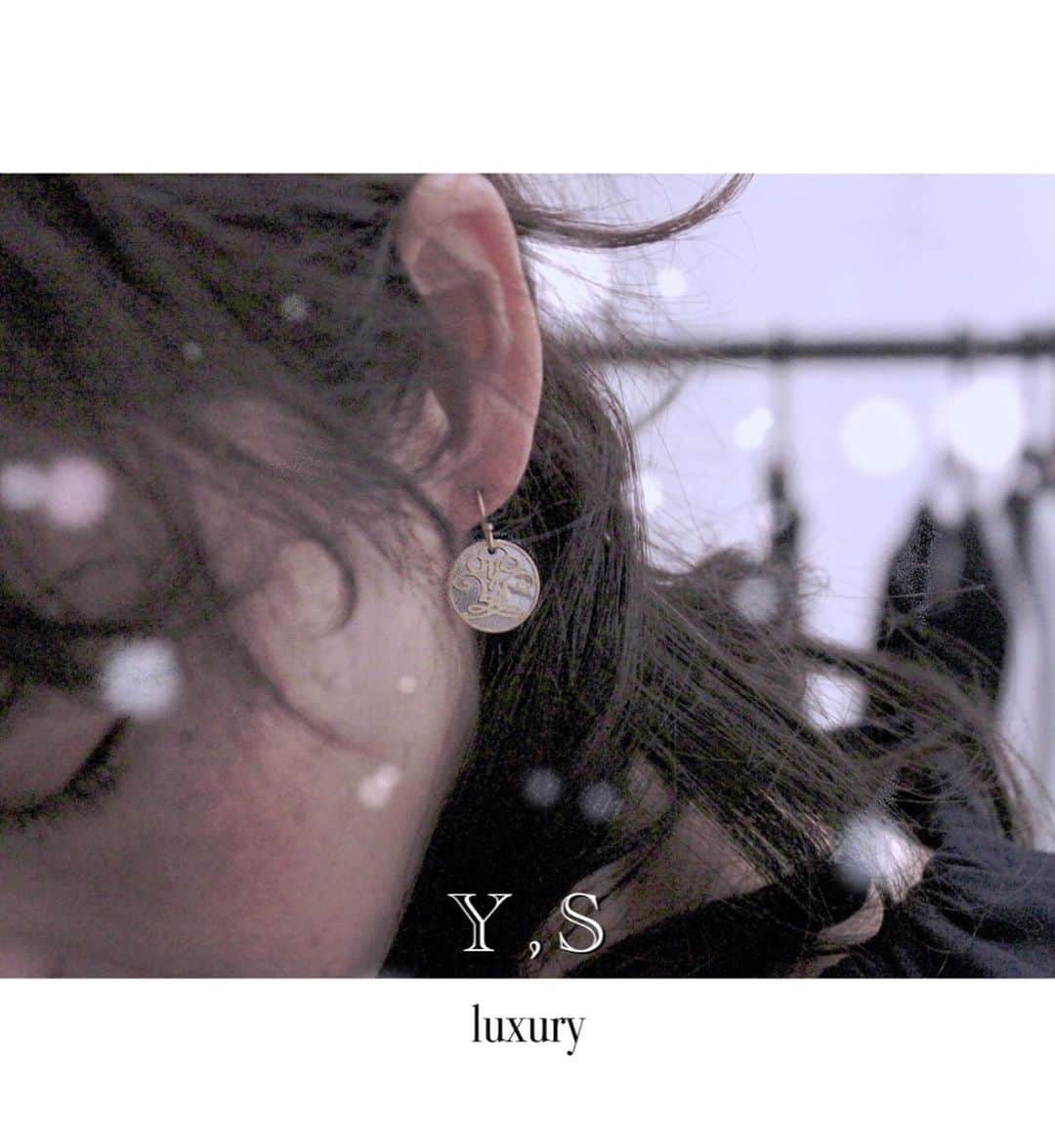佐藤康恵さんのインスタグラム写真 - (佐藤康恵Instagram)「@ysluxuryofficial  皆さま、フォローしてくださいね❣️ evaloren代官山とY,S luxuryは3月から生まれ変わります。  心に『人』としての輝きを…   こんにちは。佐藤康恵です。  私がプロデュースしているブランド「Y,S jewel」は  3月から「Y,S luxury」として新たにパワーアップいたします。   きらめきのない日々が何気なく過ぎていく…  今こんな時、私にできることはなんだろう？  毎日が輝き、心のつながりを忘れない為に願うことはなんだろう？   その答えを追究すべく、 私は歩きはじめました。   あなたと出会えた歓びの形として  とっておきのマスクをお届けいたします。  日本国内の工場で、ひとつひとつ丁寧にお仕立て、縫製した  息がしやすいスタイリッシュなマスクです。  心がきらめく瞬間が、ここにあります。   その他にもwebショップや店舗販売などをはじめ、  様々な形で日常を彩るアイテムをご提供する準備をしておりますので 是非、ご期待ください。   あなただけの『瞬間』に寄り添いたい…    Y,S luxury  佐藤康恵  #ysluxury  #ハンドメイドアクセサリー ﻿#ハンドメイド作家 #心 #つながりに感謝  #ピアス女子 #アクセサリー好きと繋がりたい #ハンドメイドアクセ #アクセサリー素材  #ジュエリー好きな人と繋がりたい﻿ #ハンドメイド販売 ﻿  #ハンドメイド好きさんと繋がりたい #ジルコニアアクセサリー  #shop #天然石ショップ #インスタ配信 #インスタライブ #佐藤康恵 #ママファッション」2月8日 14時04分 - yasuesato.official