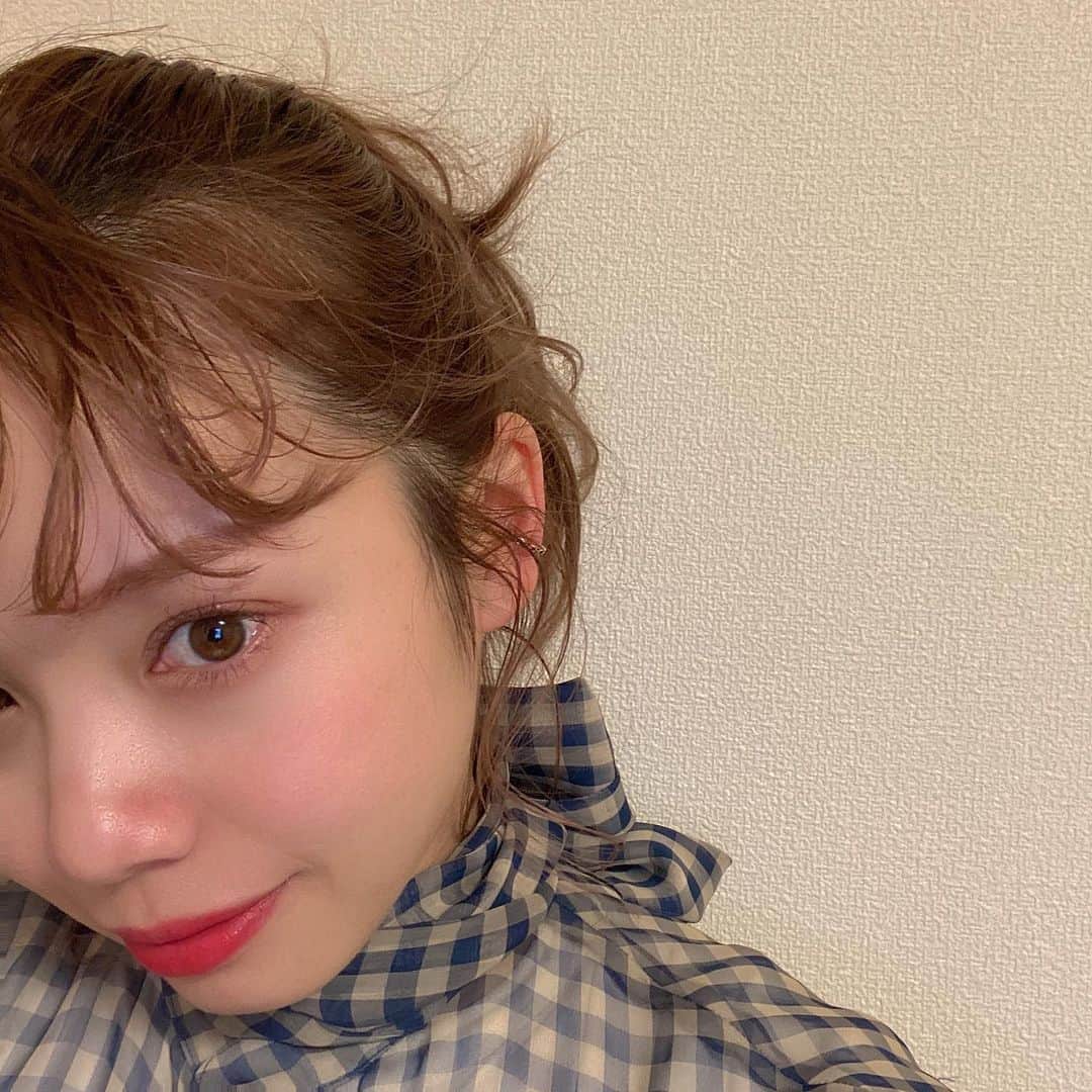 福地夏未のインスタグラム：「☁️ やっとコテをゲットしたので、 最近はちゃんと前髪くりくりに、、 _ #hair #hairmake #banghairstyles #うざバング」