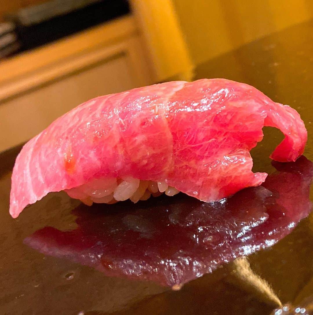 井上公造さんのインスタグラム写真 - (井上公造Instagram)「マグロの色々は部位、食べました。美味しすぎて、2枚しか写真を撮っていませんでした😅  #銀座グルメ  #寿司  #寿司あらい  #sushi  #マグロ」2月8日 14時08分 - inouekozo39