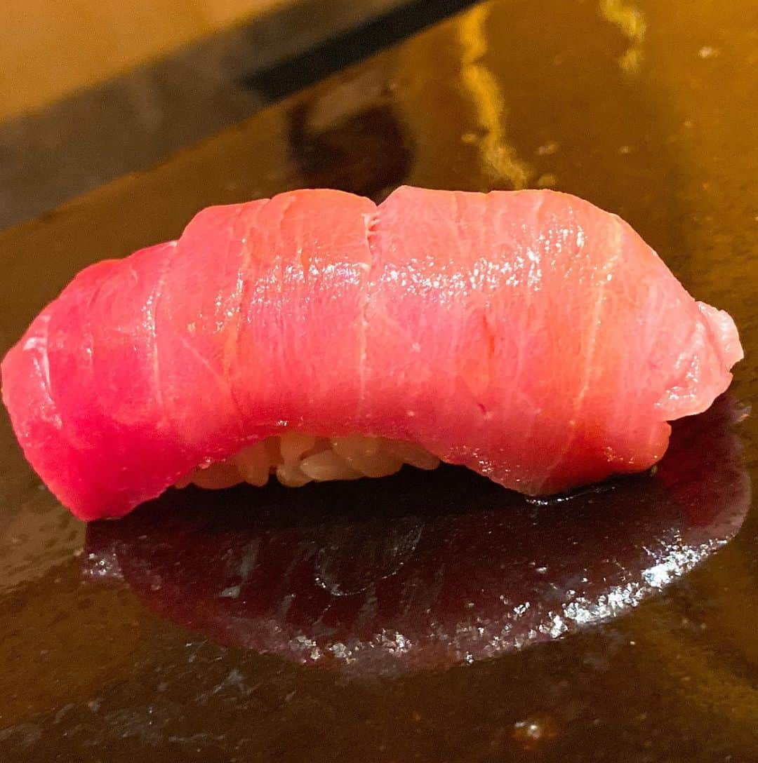 井上公造さんのインスタグラム写真 - (井上公造Instagram)「マグロの色々は部位、食べました。美味しすぎて、2枚しか写真を撮っていませんでした😅  #銀座グルメ  #寿司  #寿司あらい  #sushi  #マグロ」2月8日 14時08分 - inouekozo39