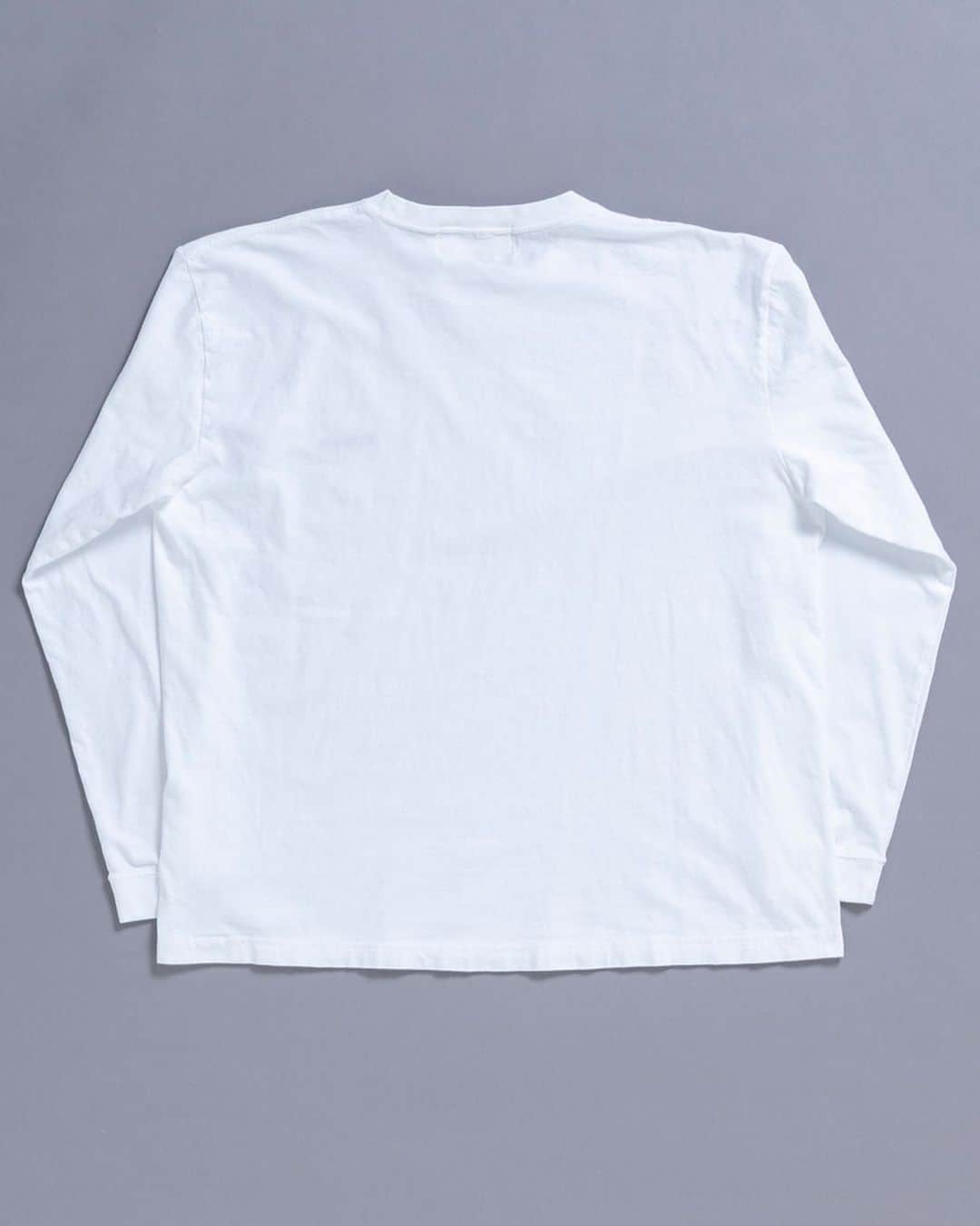アナクロノームさんのインスタグラム写真 - (アナクロノームInstagram)「. . . . AN112 EMBROID L/S T-S  WHITE OW . . . ANACHRONORMのベーシックな ロゴを刺繍したロングスリーブTシャツ。 . 短めの着丈に広い身幅の ボックスシルエットが特徴。 . 季節を問わず通年着用できる 汎用性の高い1枚です。 . . . 生地：セミコーマ糸を使用した コットン100%5.6オンス天竺しております。 . . . #anachronorm #contextgallery #nakameguro #balanceokayama #okayama」2月8日 14時13分 - anachronorm262