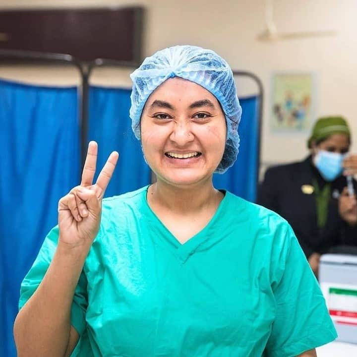 unicefさんのインスタグラム写真 - (unicefInstagram)「Health workers have endured long days and nights away from their families to care for us during the pandemic. Now they are some of the first to receive a vaccine.⠀ ⠀ Are you getting a COVID-19 vaccine or someone who is? Post a photo with the v-sign and tell us how it feels! Tag @UNICEF for the chance to be featured.⠀ ⠀ #Vaccinated ✌  ⠀ 📸 @unicefbangladesh @unicefmaldives @theanatomistfix @_annikahof @vinpin @fertilitytalkbydr.mahima @smriti_mathema @dr_gayathri_ram_natarajan」2月8日 14時15分 - unicef