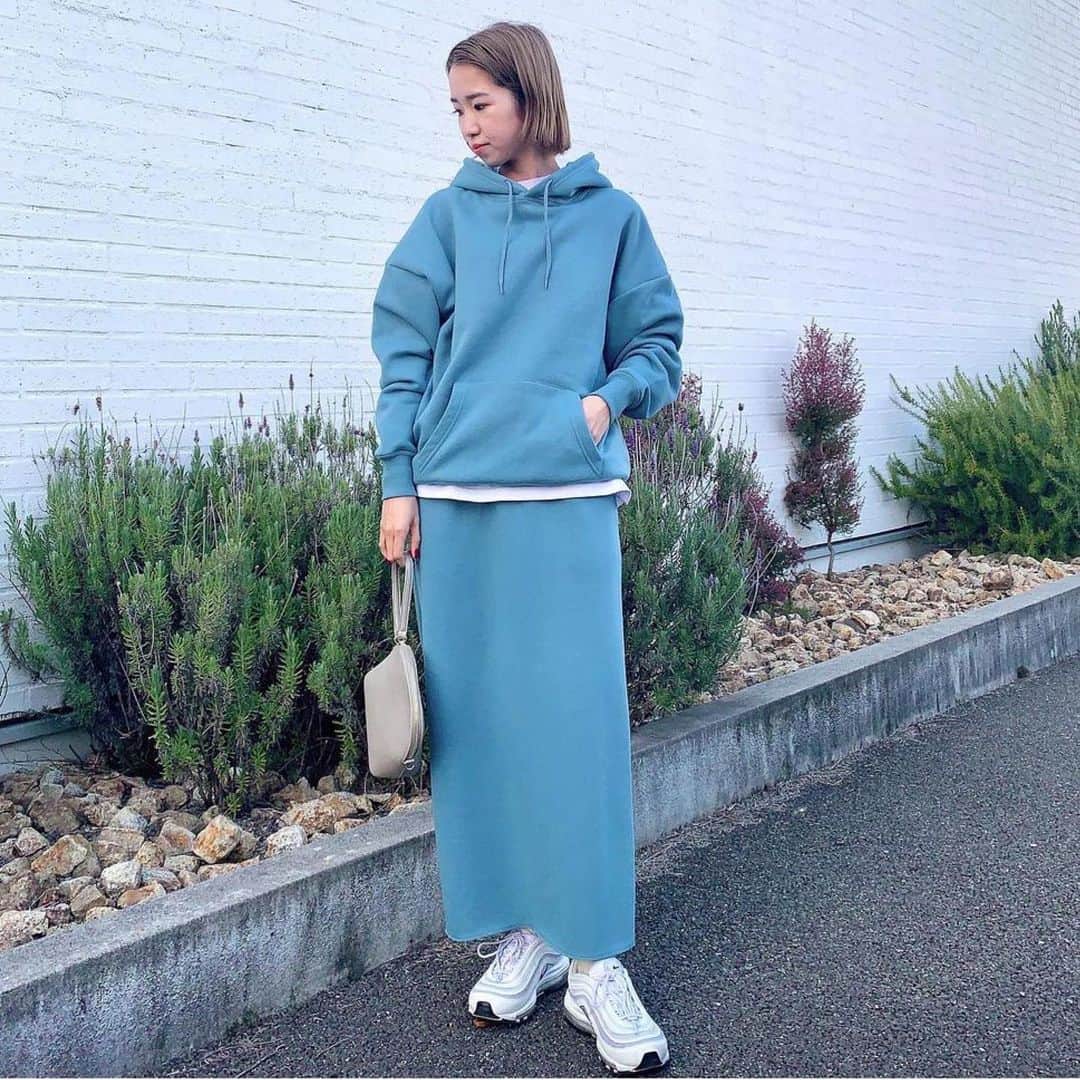 コエのインスタグラム：「#Repost @koe_press  ・・・ . . STAFF名:kaya @___19509 身長:160cm 店舗名：koe岡山店 ————————————﻿ 【着回しアイテム】 TC裏起毛パーカー21S ¥3,289(通常価格)  着用サイズ:S カラー:Dark Blue﻿ ————————————﻿ 【スタイリングポイント】 同素材のスカートと合わせてセットアップに！ シルバーのバッグを合わせてカジュアルすぎない大人なカジュアルコーデにしてみました！ 白Tシャツをレイヤードで裾から見せて抜け感ON！ 鮮やかなブルーはトレンドのワンカラーコーデもしやすい便利カラーです☺︎ ————————————﻿ 【コーディネートアイテム】 裏毛スカート ¥6,000(通常価格) . ワンハンドル2WAYミニショルダーバッグ ¥3,000(通常価格) ————————————﻿ @koe_pressのTOPページから ECサイトをチェック！ 税込み¥6,000以上お買い上げで送料無料です。 ————————————﻿ #ジェンダーレス #genderless #genderlessfashion #genderlessclothing #スタッフコーデ ﻿#koeスタッフコーデ #koeコーデ #大人コーデ #プチプラ #きれいめカジュアル #シンプルコーデ#大人カジュアル#ワンカラーコーデ #デイリーコーデ #冬コーデ #今日のコーデ #今日のコーディネート #きょコ #春コーデ」