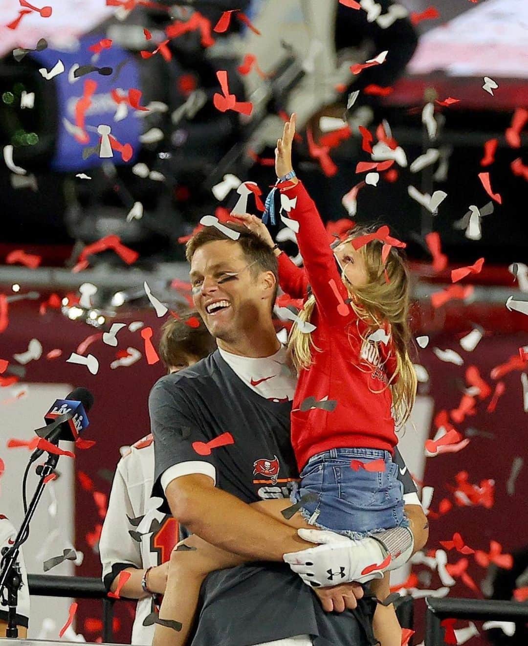 レイチェル・ゾーのインスタグラム：「I never talk sports but tonight I just need to acknowledge the actual 🐐 @tombrady at age 43 winning #SuperBowl number 7 .. Just WOW.. #GOAT Congrats @buccaneers 🏈 ❤️💋 @gisele XoRZ」